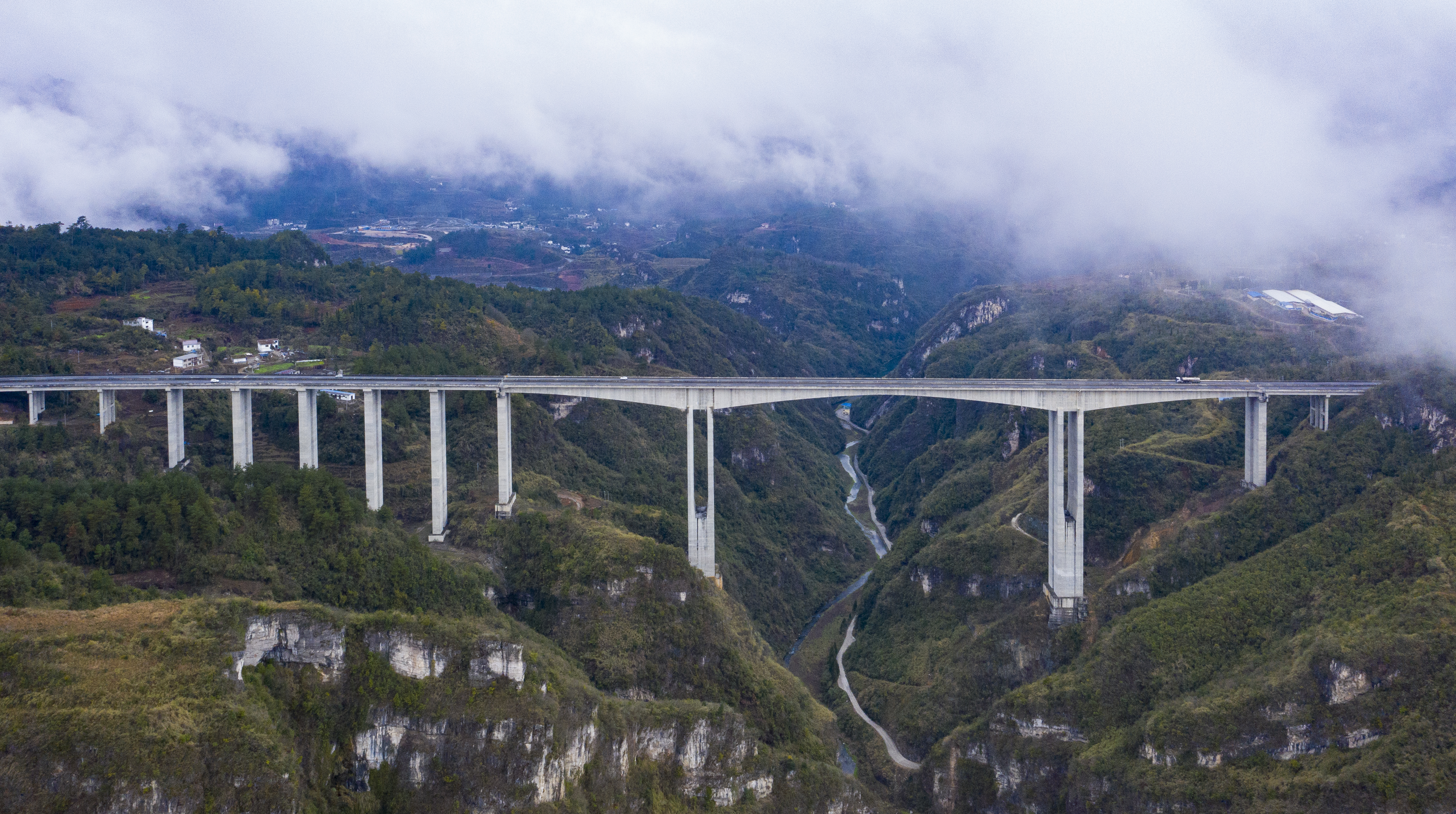 DJI_0633---開陽至息烽高速公路洋水河大橋。貴州日報天眼新聞記者 聞雙攝.JPG