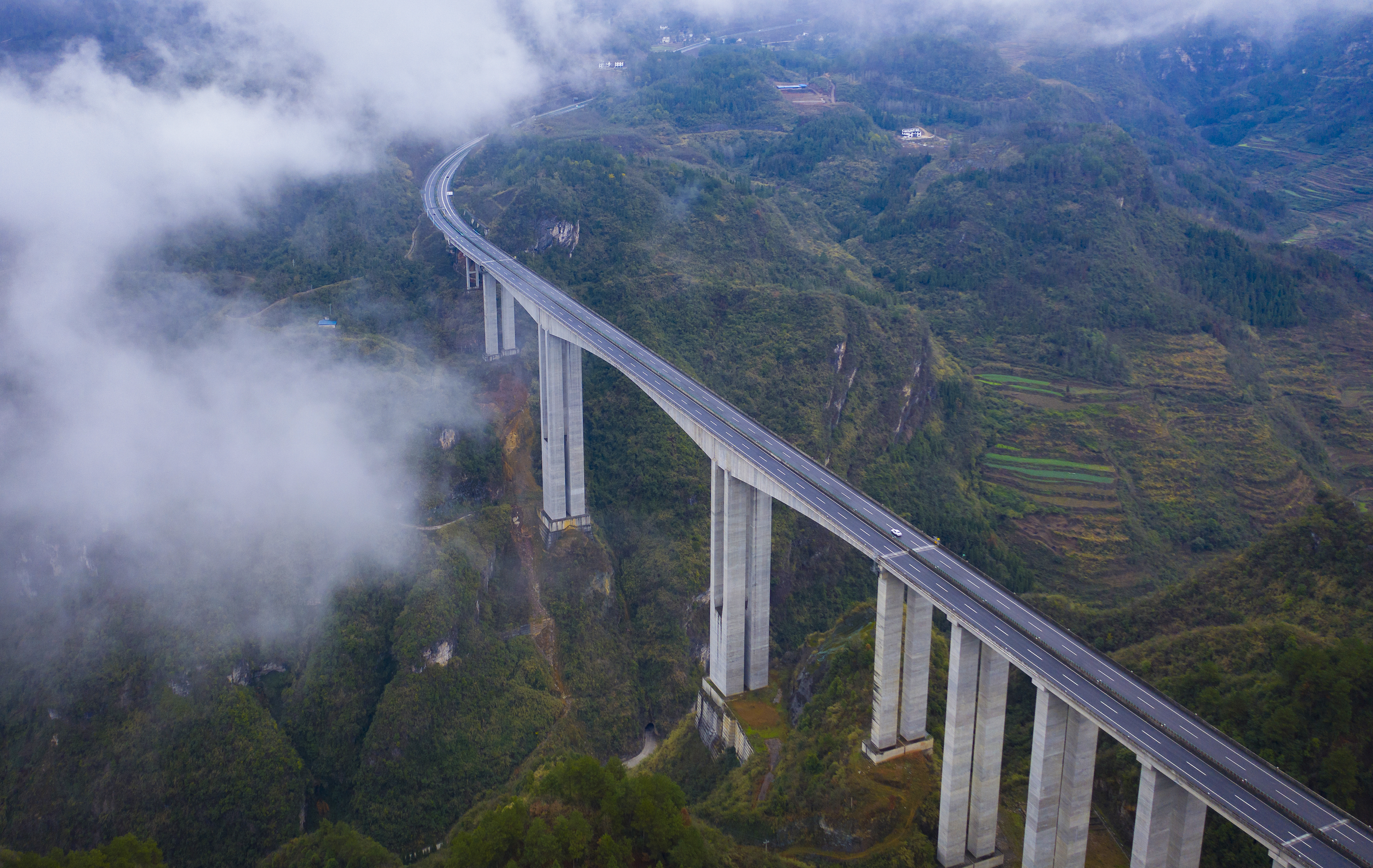 DJI_0650---開陽至息烽高速公路洋水河大橋。貴州日報天眼新聞記者 聞雙攝.JPG