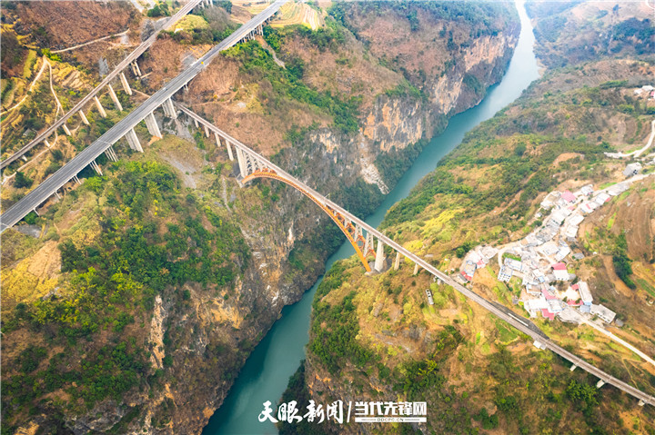 北盤江大橋鐵路橋   2003年度建筑工程魯班獎和第四屆詹天佑土木工程大獎.jpg