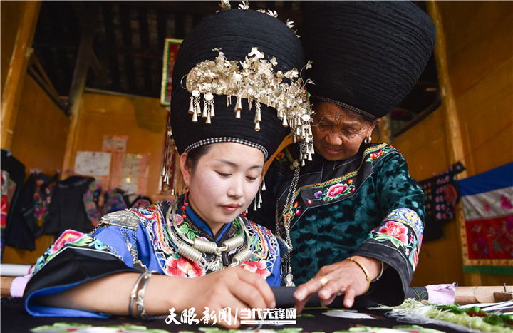 在貴州省銅仁市松桃苗族自治縣太平營街道老寨村，一老人在指導(dǎo)繡娘繡苗繡。.jpg