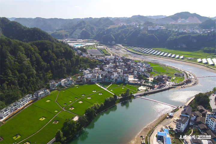 巴拉河畔上的陽芳村（歐陽章杰 攝）.JPG